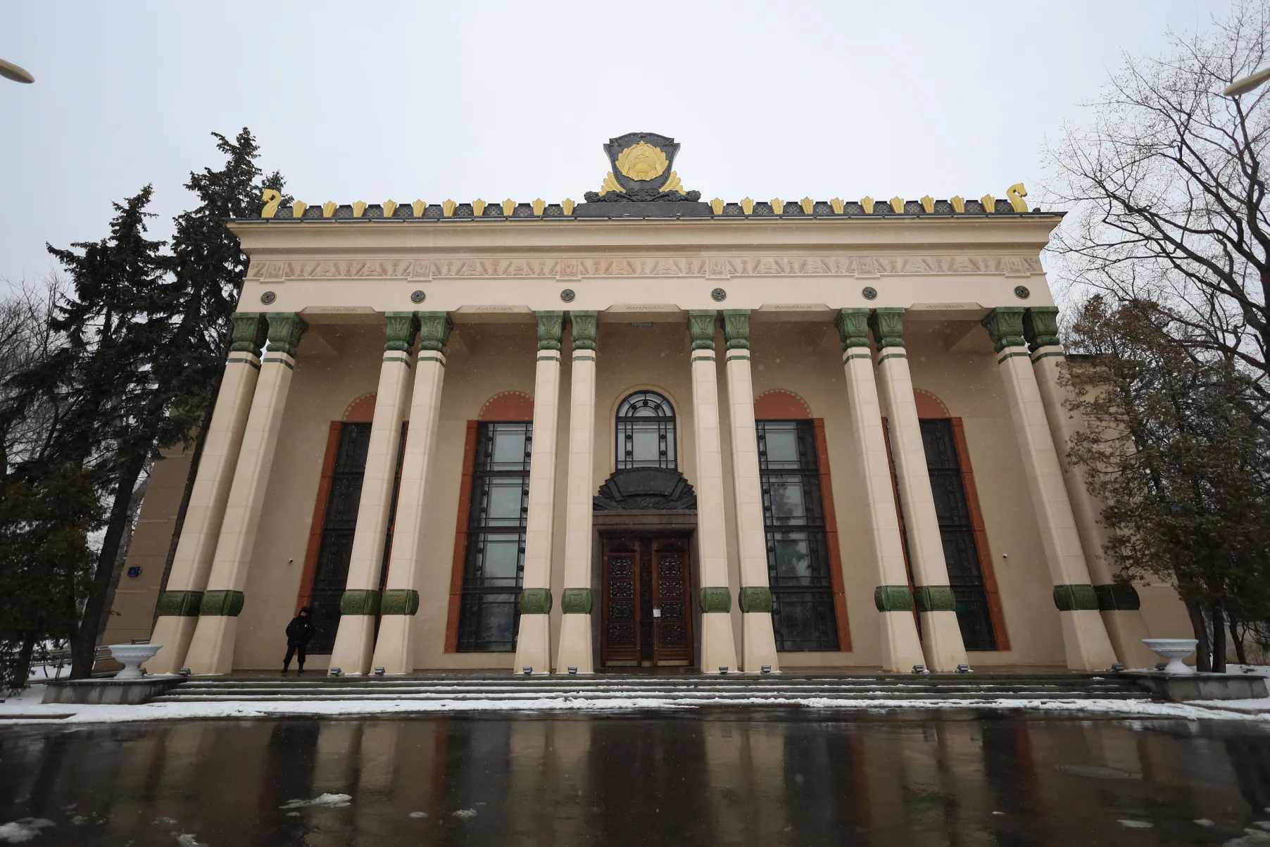 Здание с колоннами у главного входа