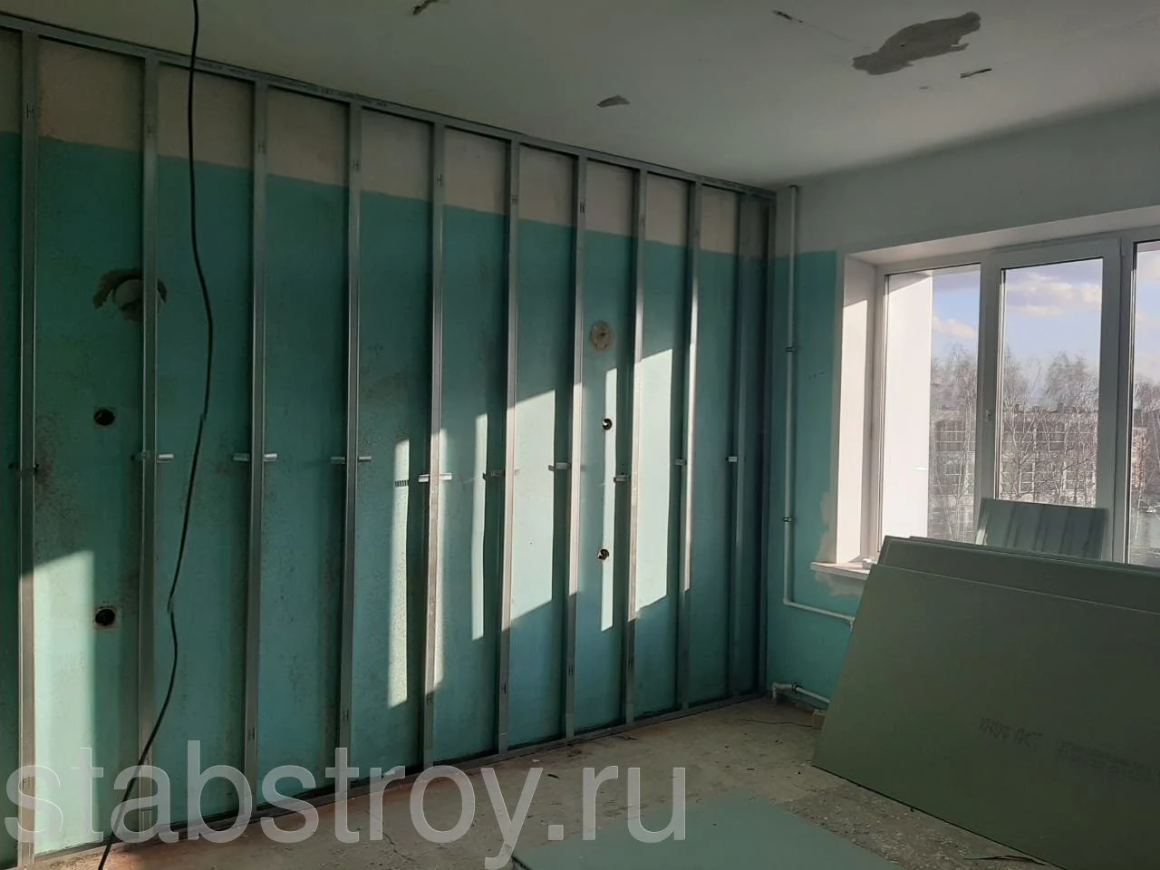 Гипсокартонные перегородки в помещении госпиталя
