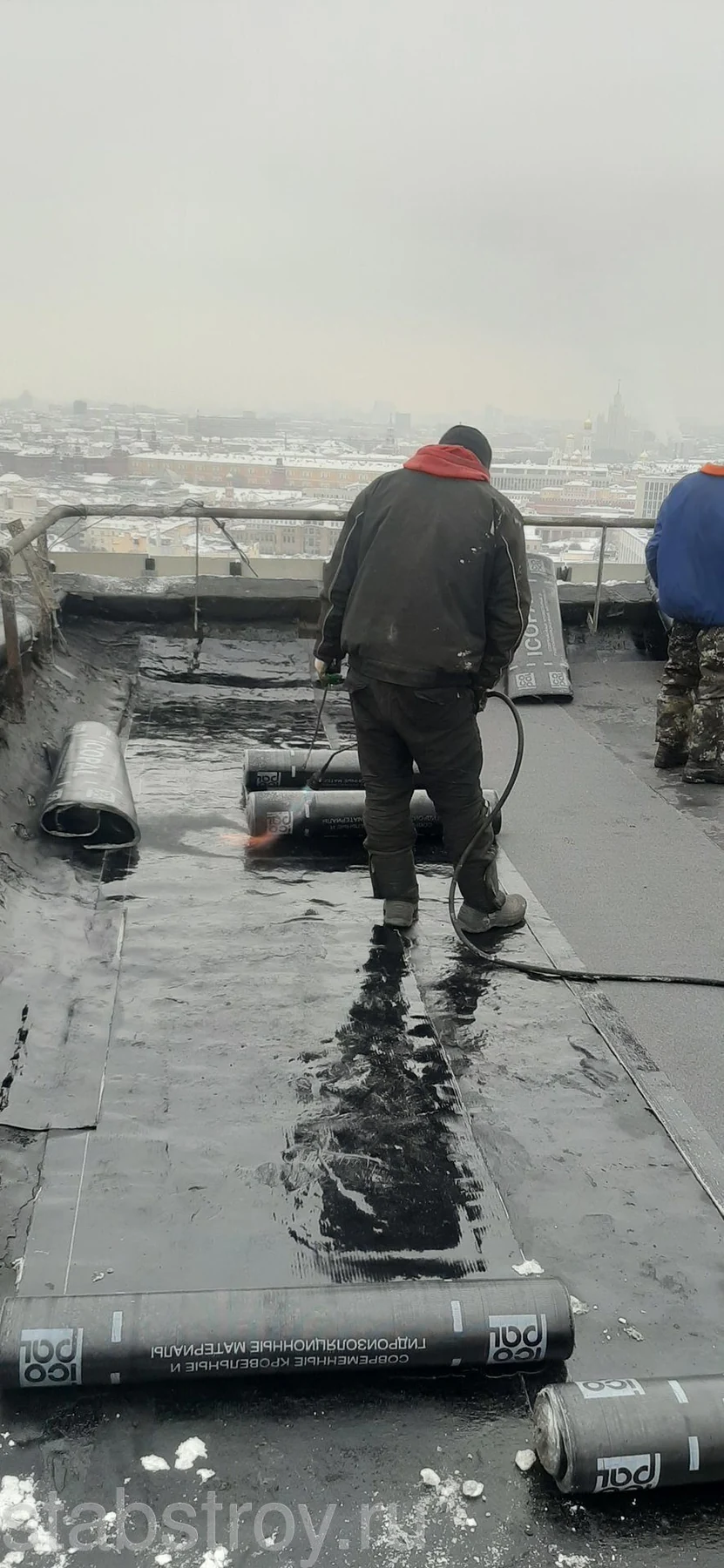 Наплавление рулонного покрытия на плоской крыше